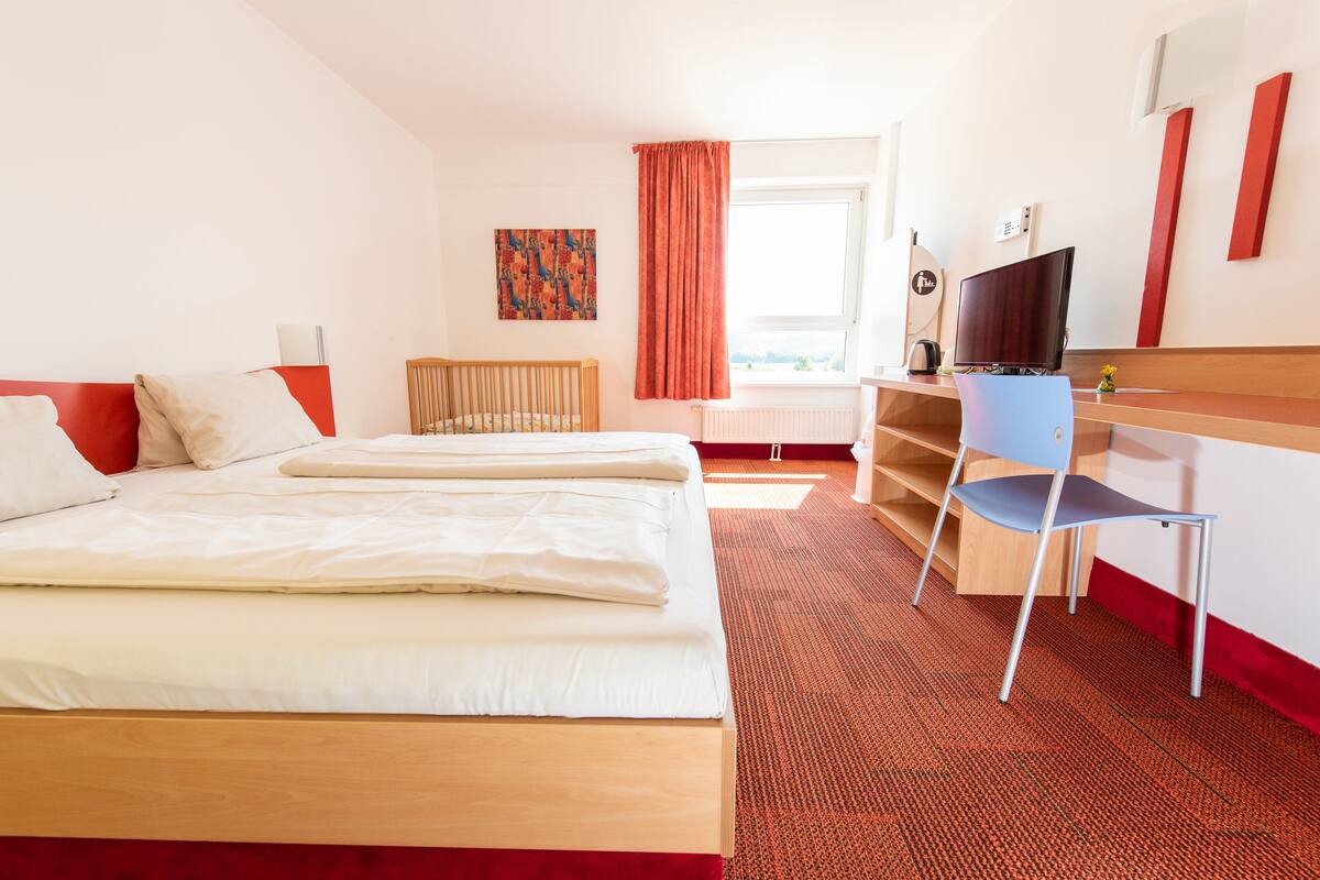 Tweepersoonskamer, niet-roken, koelkast (Gitterbettzimmer) | Een kluis op de kamer, verduisterende gordijnen, gratis wifi, beddengoed