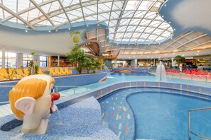 7 piscinas techadas, 2 piscinas al aire libre, sombrillas