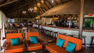 Frühstück, Mittagessen, Abendessen, lokale und internationale Küche