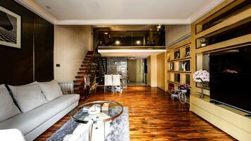 Habitación doble ejecutiva | Sala de estar | Televisión de pantalla plana