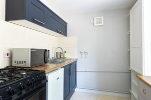 Ísskápur, örbylgjuofn, bakarofn, eldavélarhellur