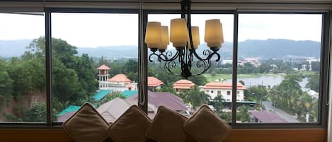 1 Bedroom Apartment, Lake View | Living area