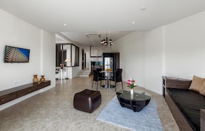 2 Bedrooms Apartment, Golf Side | リビング エリア | 32 インチの薄型テレビ (ケーブル放送視聴可)、テレビ、DVD プレーヤー