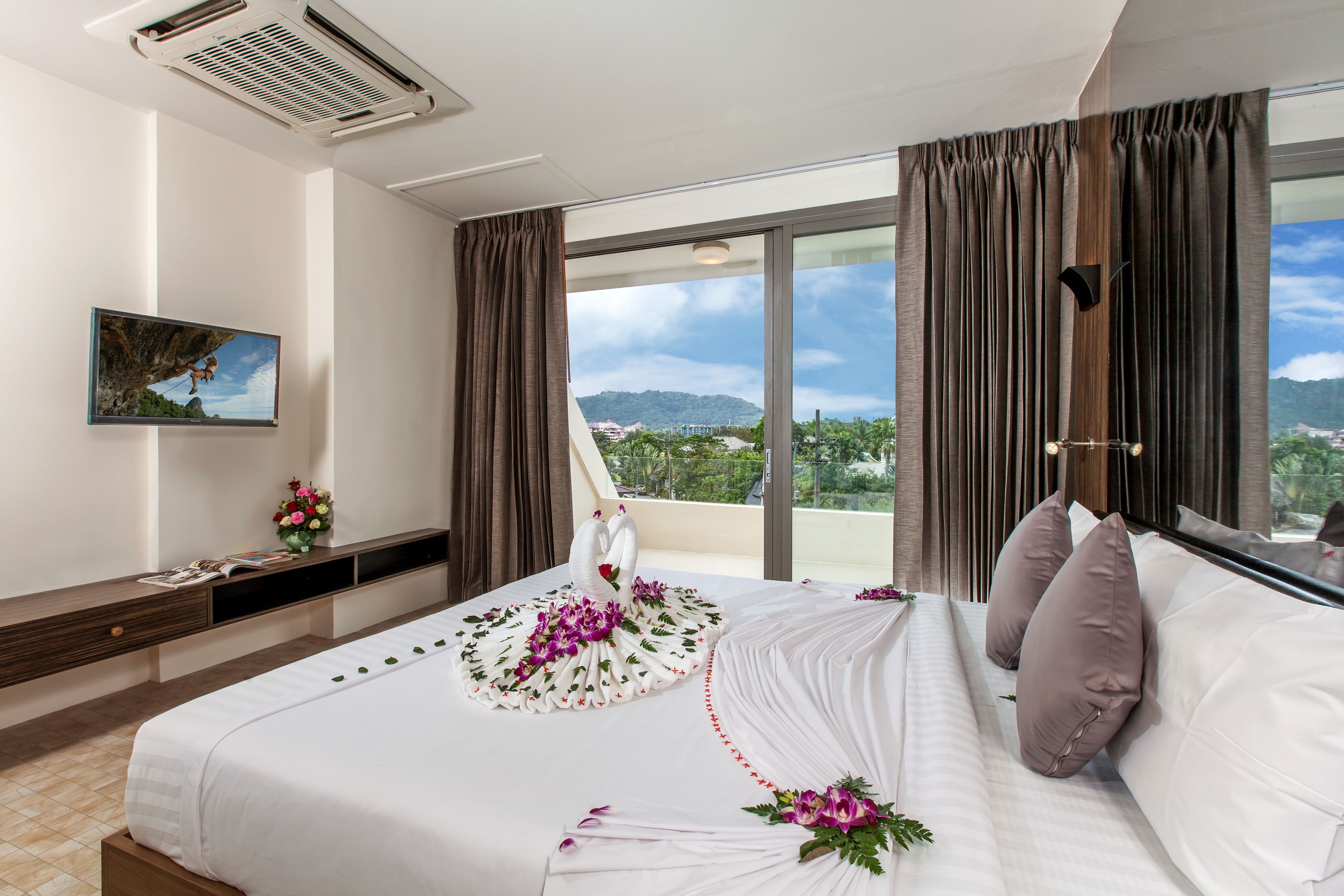 2 Bedrooms Apartment, Golf Side | มินิบาร์ฟรี, ตู้นิรภัยในห้องพัก, โต๊ะทำงาน, ผ้าม่านกันแสง