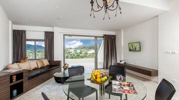 2 Bedrooms Apartment, Golf Side | In-room dining