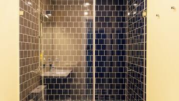 Appartement | Badkamer | Een douche, een regendouche, gratis toiletartikelen, een haardroger