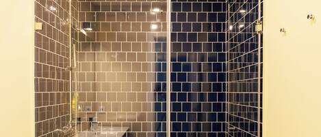 Un baño con ducha, inodoro y lavamanos.