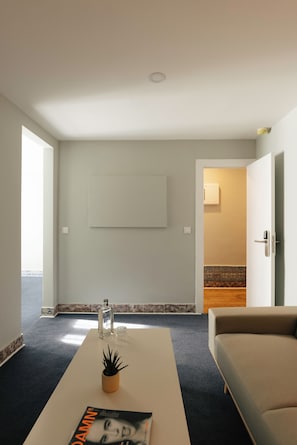Suite Premium, balcón, vistas a la ciudad | Zona de estar | Televisión LCD de 40 pulgadas con canales por cable, una televisión