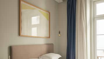 Klassieke tweepersoonskamer | Een kluis op de kamer, verduisterende gordijnen, geluiddichte muren