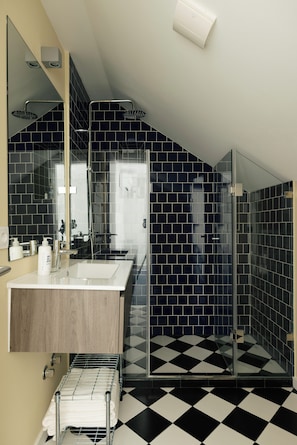 Premium Suite with Balcony & City View | Bathroom | Shower, rainfall showerhead, free toiletries, hair dryer