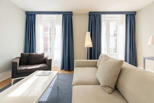 Premium One Bedroom Apartment with Balcony | Área de estar | TV LCD 40 polegadas com canais a cabo, TV