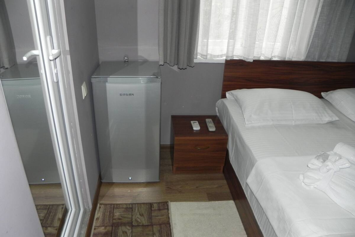 Premium bedding, iron/ironing board, free WiFi