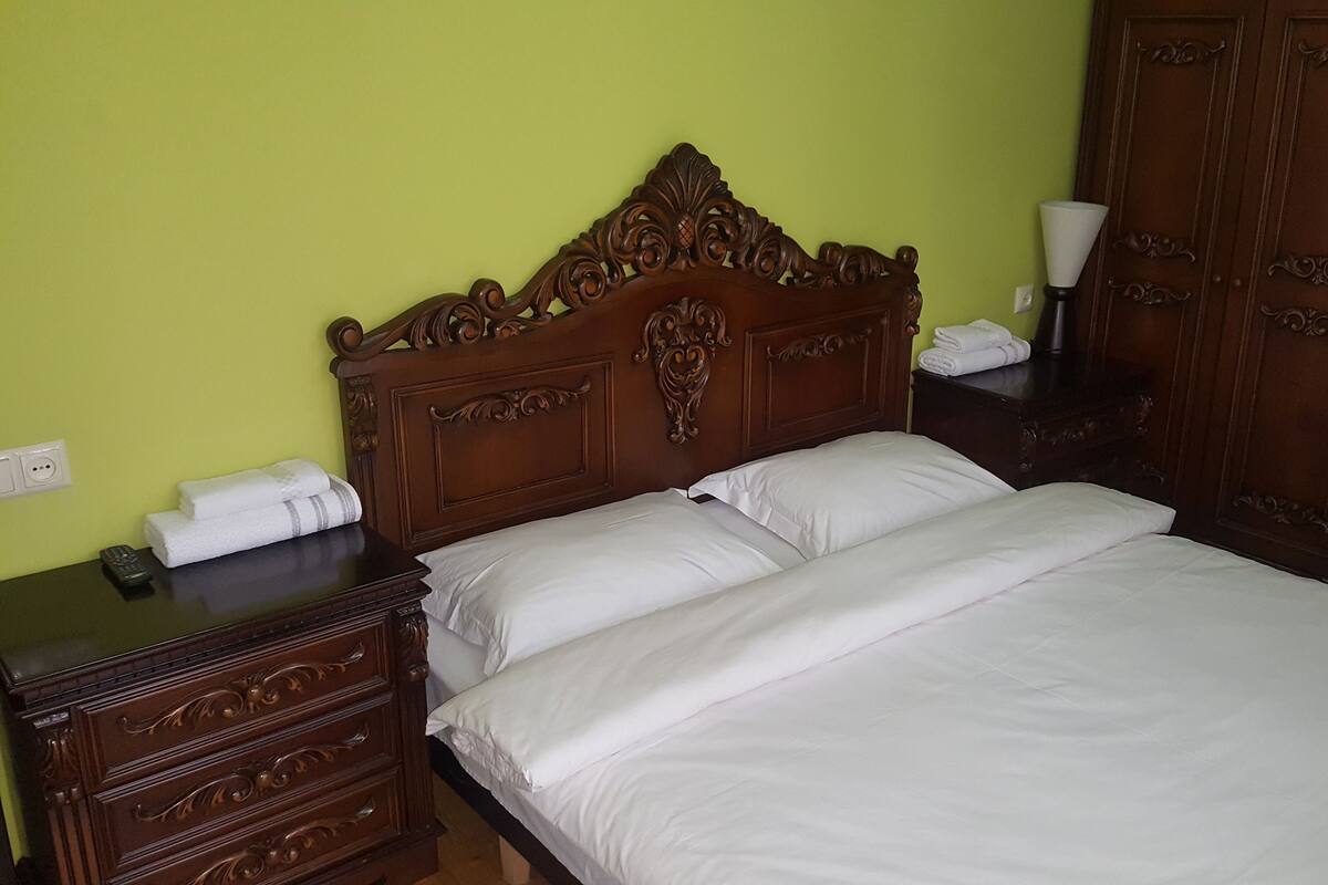 Premium bedding, iron/ironing board, free WiFi