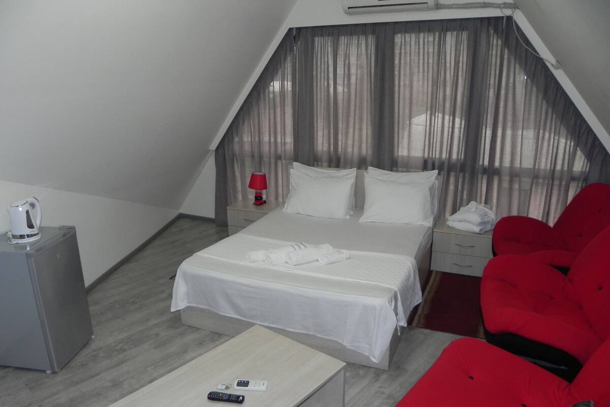 Premium bedding, iron/ironing board, free WiFi