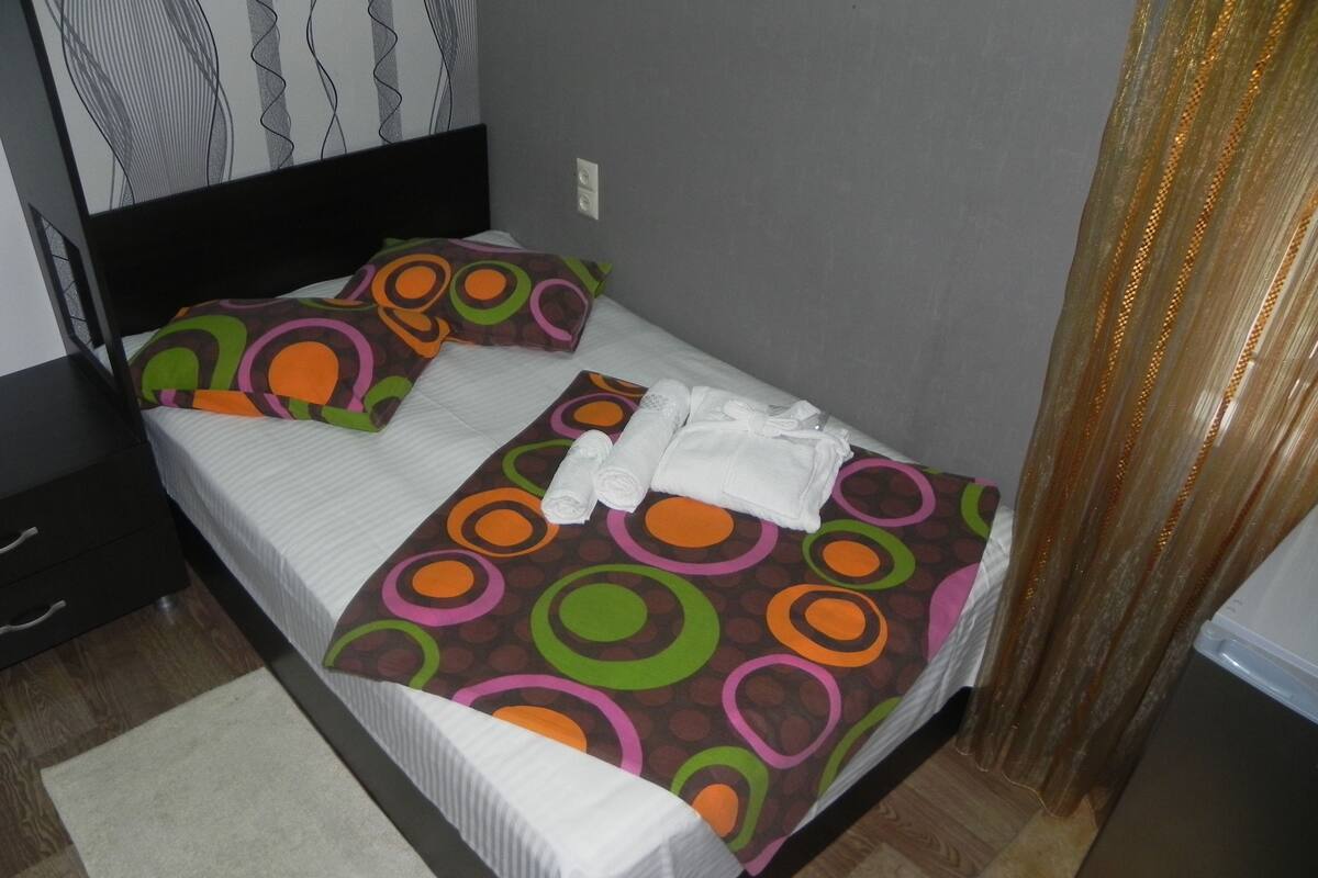 Premium bedding, iron/ironing board, free WiFi
