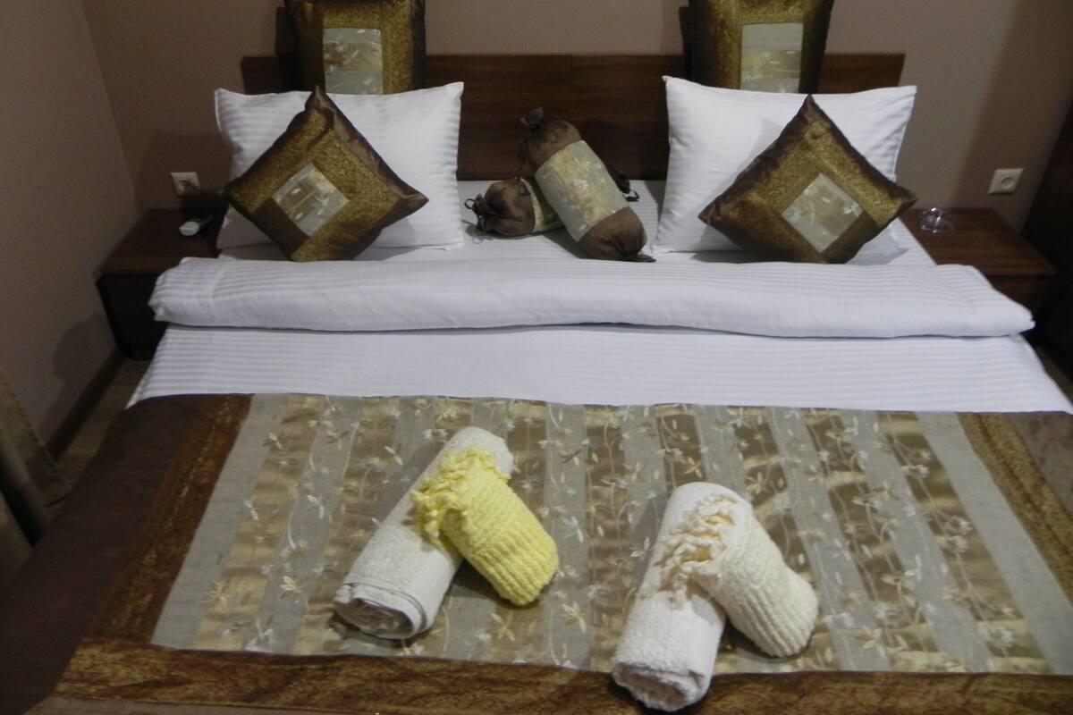 Premium bedding, iron/ironing board, free WiFi