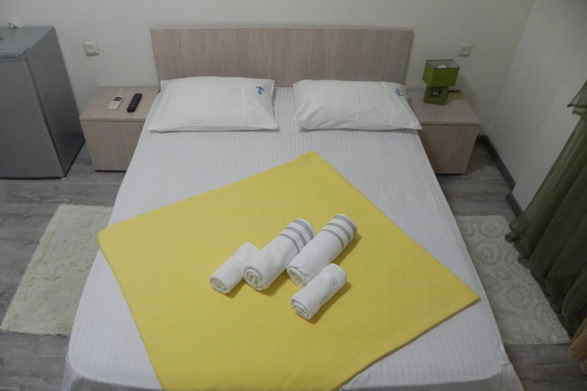 Premium bedding, iron/ironing board, free WiFi