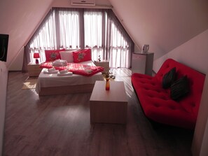 Premium bedding, iron/ironing board, free WiFi