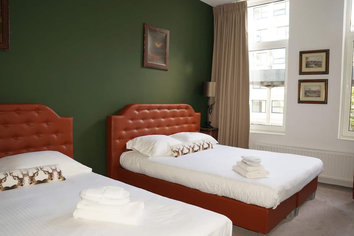 Habitación cuádruple, 2 camas dobles (Freek) | Caja fuerte y wifi gratis