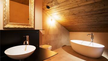 Deluxe Chalet, Multiple Bedrooms, Non Smoking, Mountain View | Deep soaking bathtub
