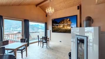 Televisión de pantalla plana, chimenea y reproductor de DVD