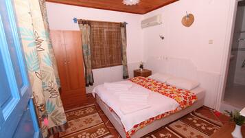 Standard Double Room | In-room safe, desk, free cribs/infant beds, free WiFi