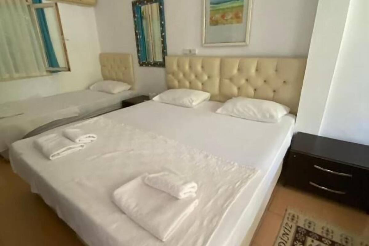 Habitación triple estándar | Caja de seguridad en la habitación, escritorio y cunas gratuitas 