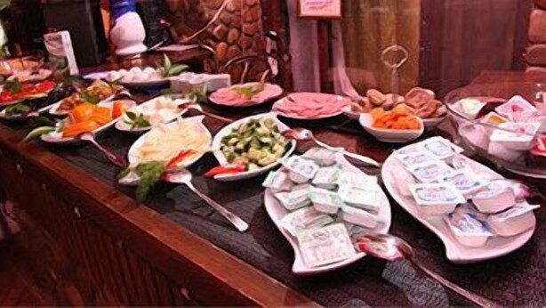 A buffet with various dishes and a plate of money. - Harun Mila Pension (Kemer)