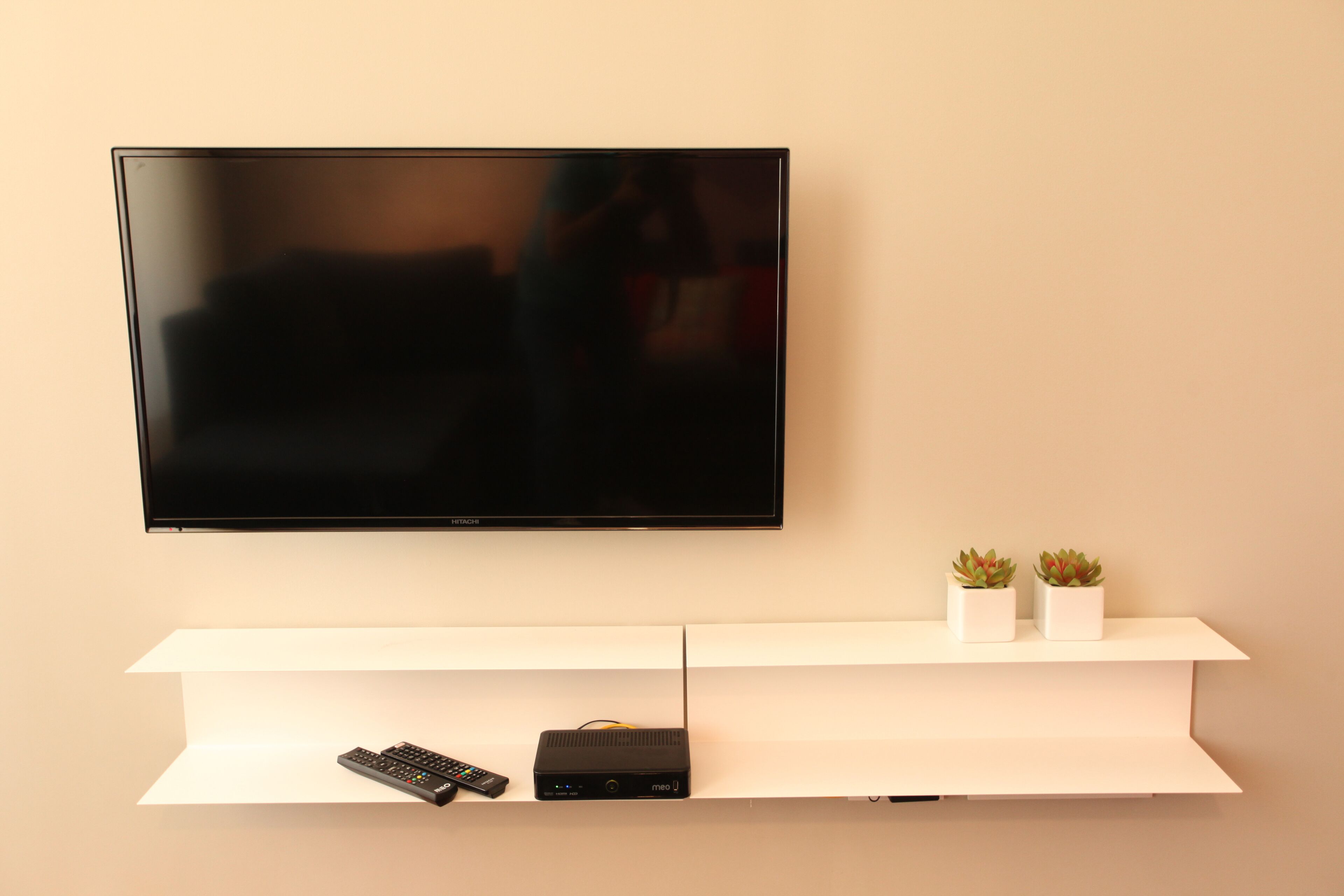 40-inch flat-screen tv with cable channels, tv