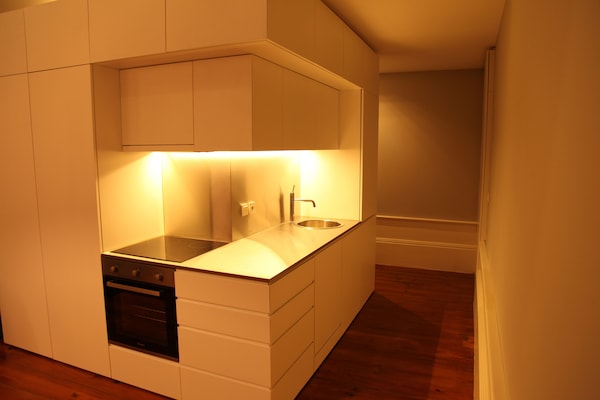 GroĂer KĂŒhlschrank, Mikrowelle, Ofen, Herdplatte