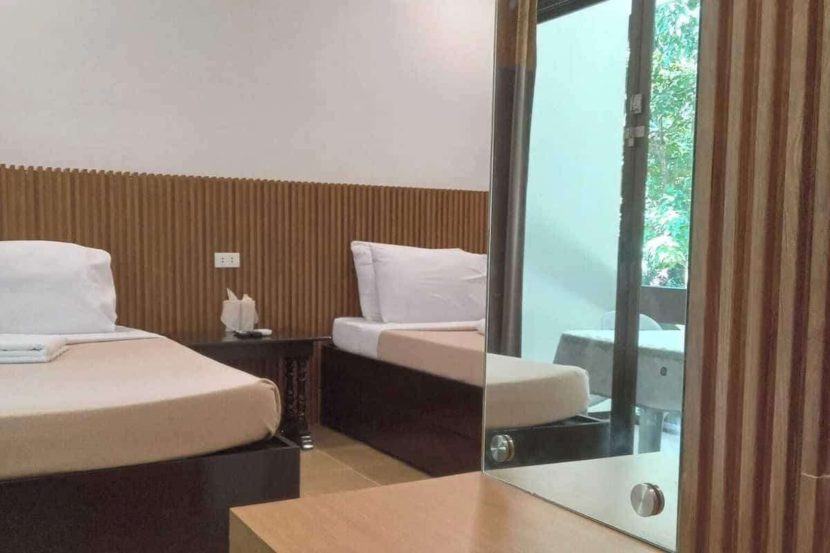 Habitación estándar con 2 camas individuales | Caja fuerte, escritorio, espacio para trabajar con un portátil