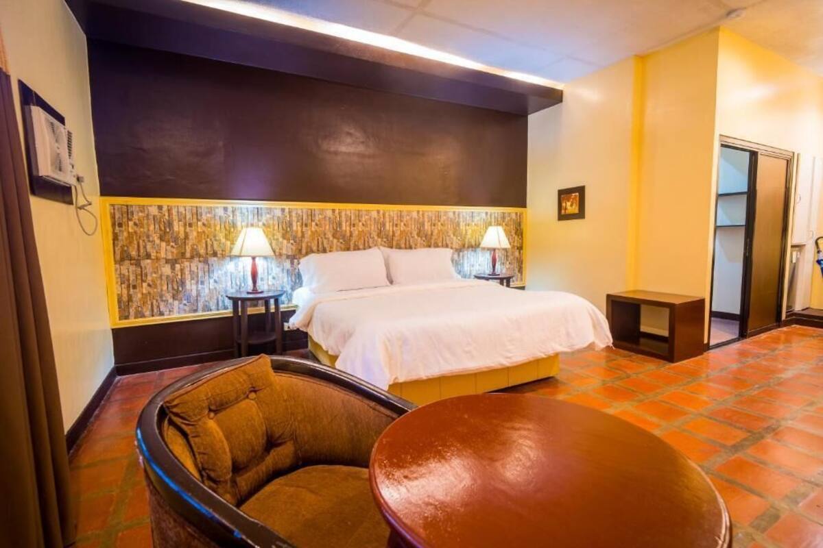 Luxe suite, 1 kingsize bed | Een kluis op de kamer, een bureau, een laptopwerkplek, gratis wifi