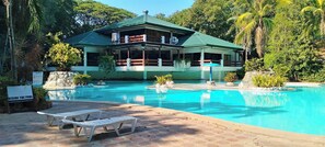 Una piscina al aire libre