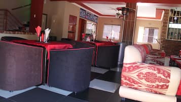 2 Bars/Lounges
