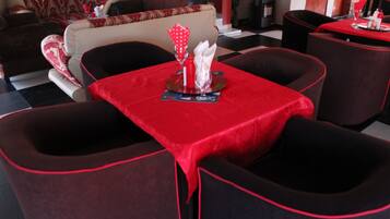 2 bars/lounges