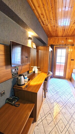 Standard Room | Bathroom | Shower, hydromassage showerhead, free toiletries, hair dryer