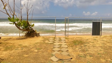Playa privada, arena blanca, sillas reclinables de playa, sombrillas