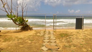 Private beach, white sand, sun-loungers, beach umbrellas - Ocean of Life Ayurvedic Resort (Bentota)