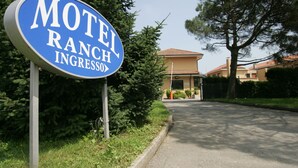 A motel sign with the text "Motel Ranch Ingress". - Motel Ranch (Gaggiano)