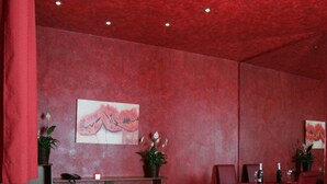 A room with a large bed, a desk, and a dining area. - Motel Ranch (Gaggiano)