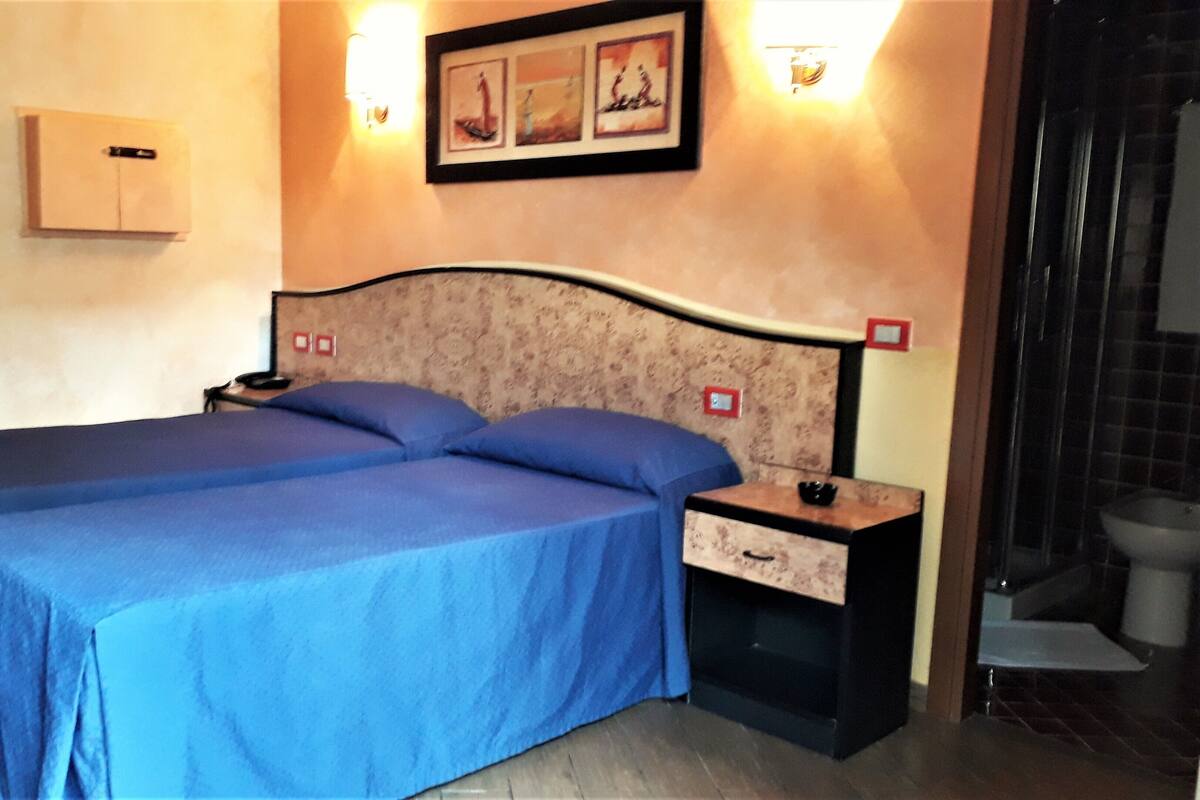 Double Room | Minibar, desk, WiFi (free), bed sheets