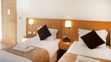 Camera con 2 letti singoli | Una cassaforte in camera, una scrivania, ferro/asse da stiro