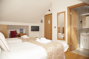 Twin Room | In-room safe, desk, iron/ironing board, free cots/infant beds - Somerfield Lodge (Swansea)