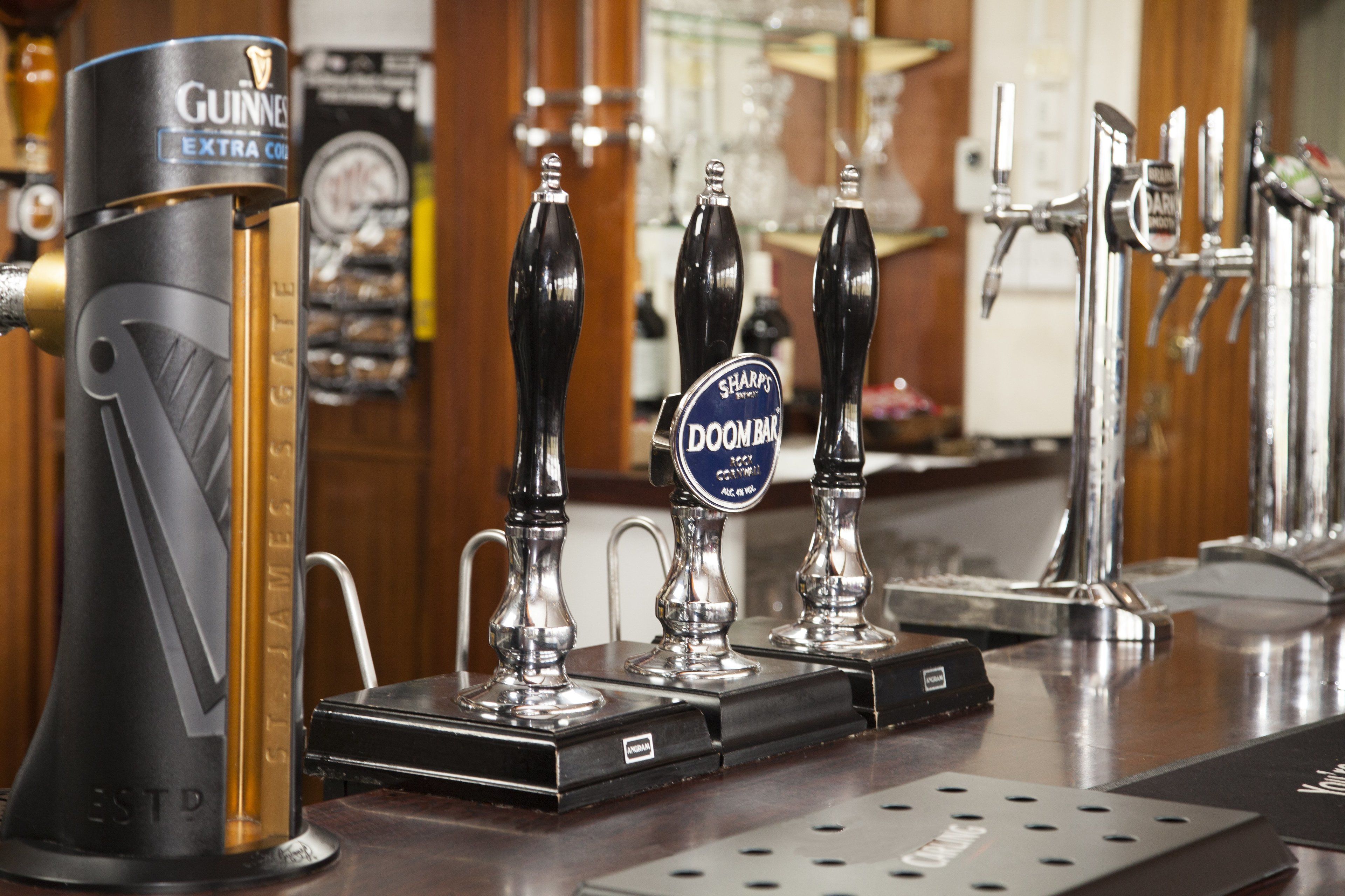 Un bar doté de nombreux robinets à bière, proposant notamment des marques comme Guinness et Doombar.