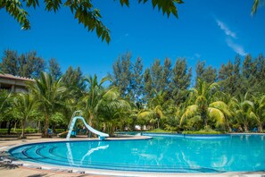 Outdoor pool - Sunrise Beach Resort (Dar es Salaam)
