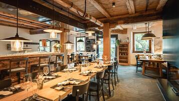 Breakfast, lunch, dinner served; Regional cuisine