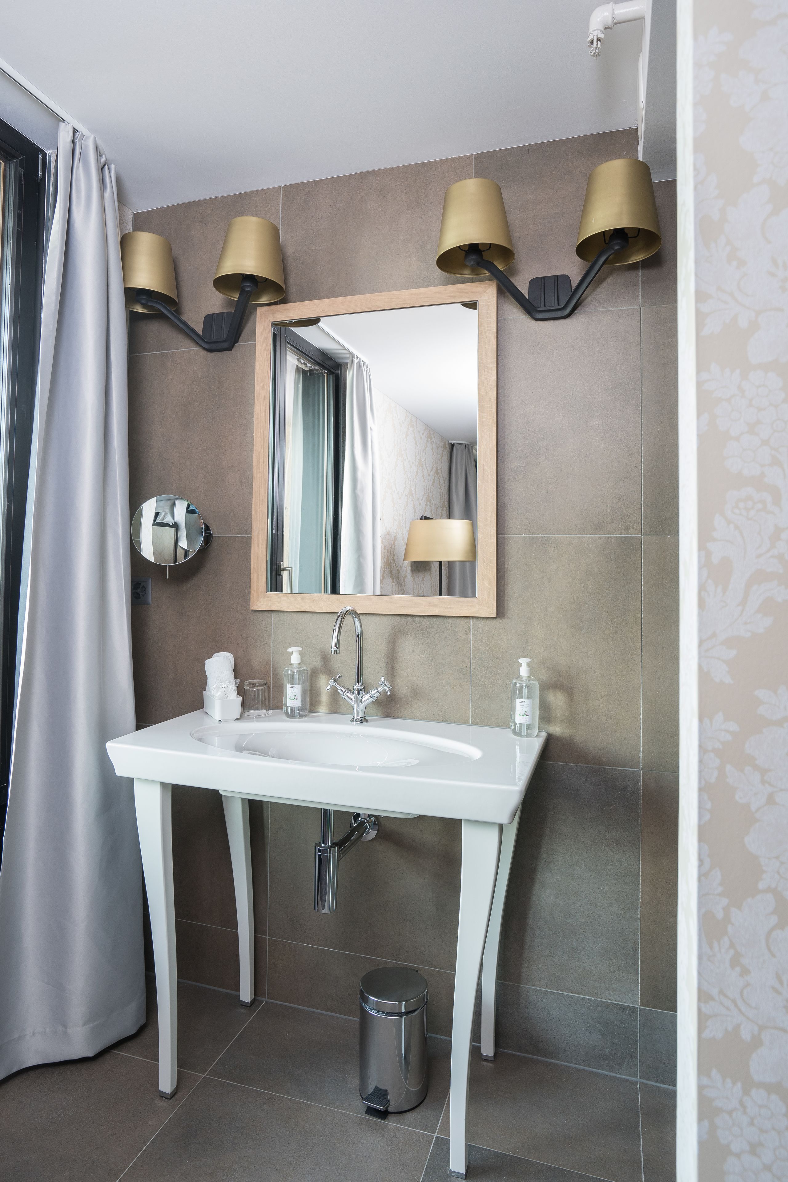suite | bathroom | shower, free toiletries, hair dryer, towels