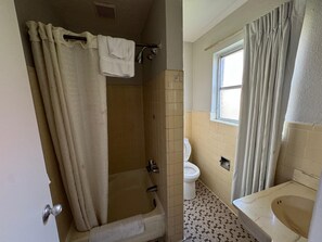 Shower, free toiletries, towels - Travel Inn Danville US-29 (Danville)