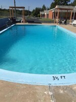 Una piscina al aire libre de temporada