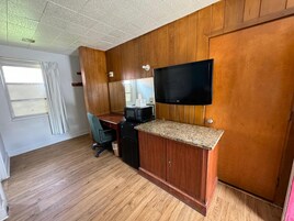 Escritorio y ropa de cama